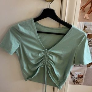 🚨 M GREEN SCRUNCH TOP🚨